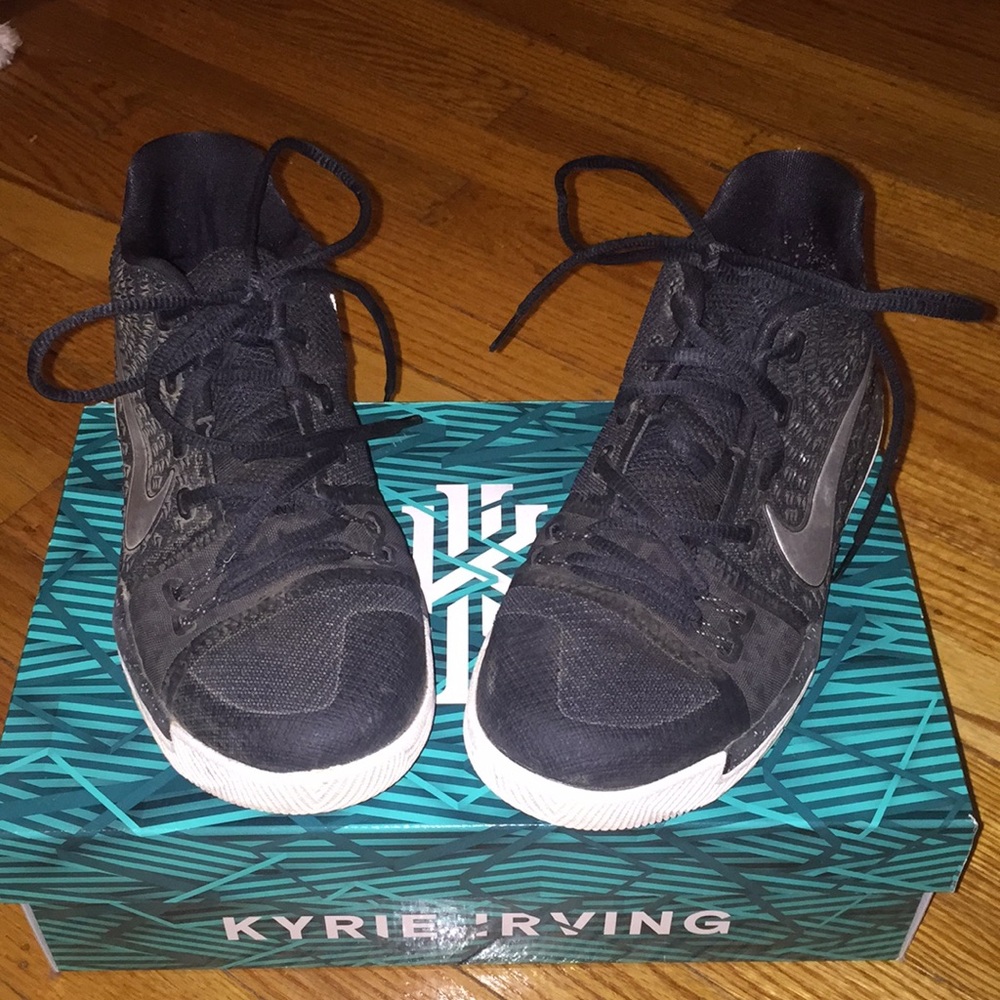 NIKE YOUTH KYRIE 3 SNEAKERS